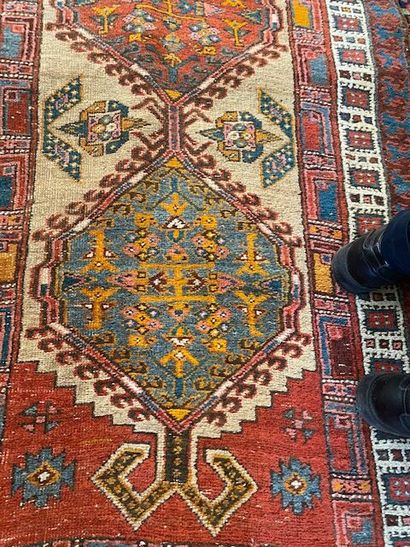 null TAPIS HERIZ (chaîne et trame en coton, velours en laine)
Nord-ouest de l'Iran,...