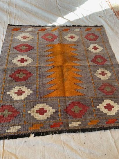 null Lot de 2 tapis :
TAPIS CARRE BIDJAR (chaîne et trame en coton, velours en laine)
Nord-ouest...