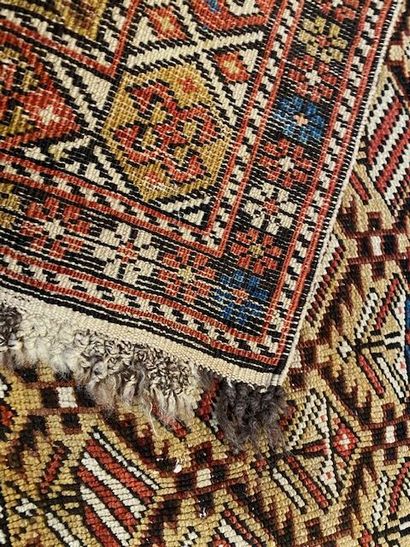 null TAPIS CHIRVAN DAGHESTAN (chaîne, trame et velours en laine)
Est du Caucase,...