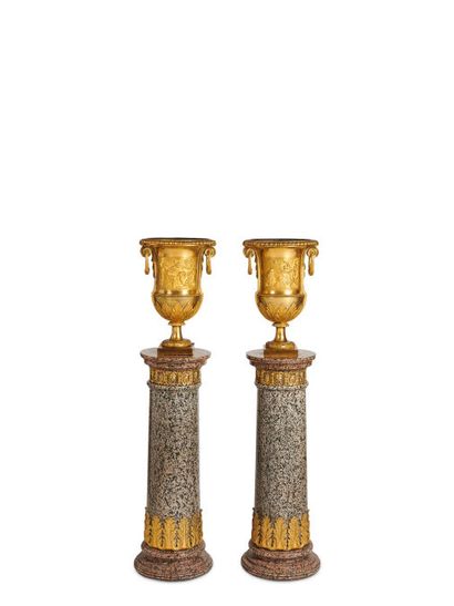 PAIRE DE COLONNES CYLINDRIQUES PAIR OF CYLINDRICAL COLUMNS
France around 1780-1790.
Beige...