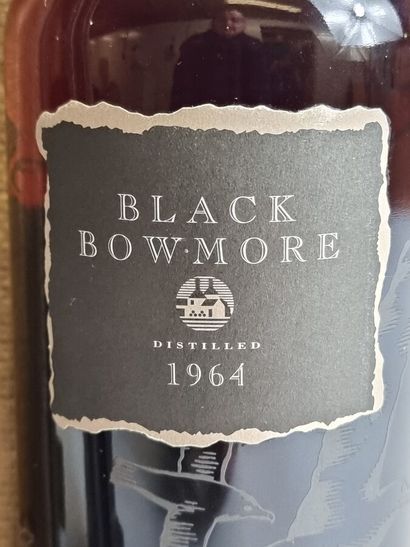 BLACK BOWMORE 1 Bouteille ISLAY SINGLE MALT SCOTCH WHISKY "BLACK BOWMORE" 1964 (Caisse...
