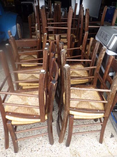 - *50 chaises en bois avec assise paillée
-...