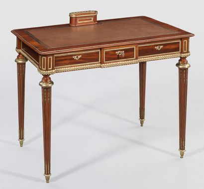 Louis XVI-Bureau plat von Henry Dasson Acajou, massif et plaqué, avec applications... Gazette Drouot