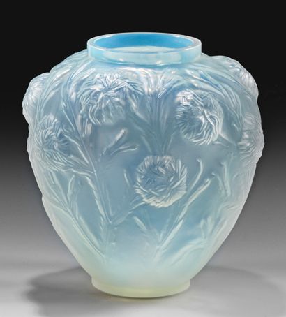  Vase Art Déco à décor de chardons de Sabino Forme ovoïde. Verre opalescent bleuté,... Gazette Drouot
