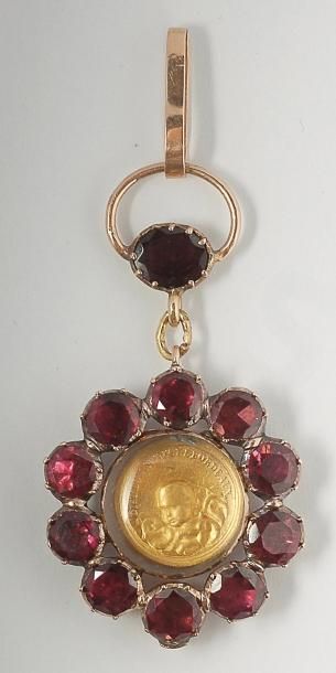  Henri, duc de Bordeaux (1820-1883). Médaillon pendentif en or serti de onze petits...