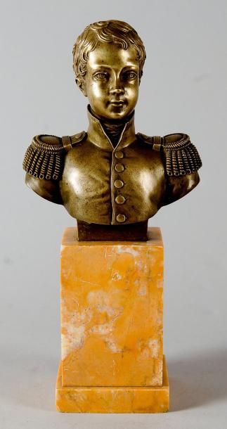 null Henri, duc de Bordeaux (1820-1883). Buste en bronze le représentant en uniforme...