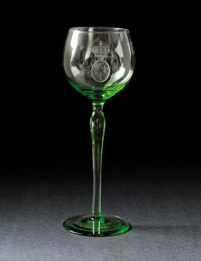 null Henri V, comte de Chambord (1820-1883). Verre à vin sur pied de couleur verte,...