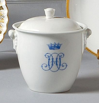 null Henri d'Orléans, duc d'Aumale (1822-1897). Sucrier en porcelaine blanche, à...