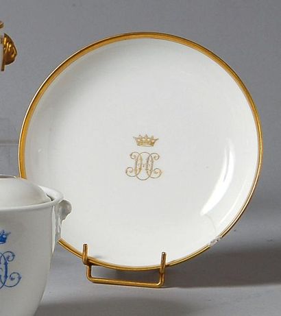 null Henri d'Orléans, duc d'Aumale (1822-1897). Sous-tasse en porcelaine blanche,...