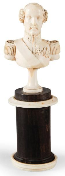 null Ferdinand-Philippe, duc d'Orléans (1810-1842).Rare petit buste en ivoire sculpté...
