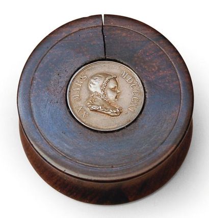 null Napoléon, roi de Rome (1811-1832). Boîte en palissandre, de forme ronde, commémorant...
