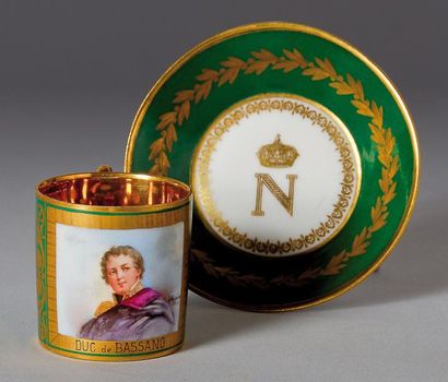 null Duc de Bassano (1763-1839). Tasse à café et sa soucoupe en porcelaine recouverte...