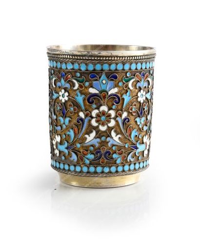 null * TIMBALE DROITE EN VERMEIL.
Par AGAFONOFF, Moscou, avant 1896.
À décor d'arabesques...