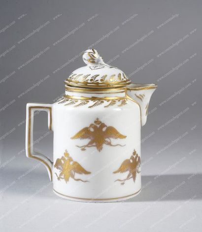 null POT À LAIT EN PORCELAINE BLANCHE.
À décor d'une scène militaire polychrome dans...