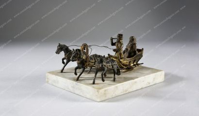 ÉCOLE RUSSE DE LA FIN DU XIXe SIÈCLE. 
Troïka au galop tirée par trois chevaux.
Bronze...