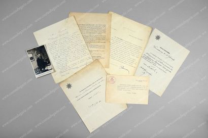 OFFICIERS DE L'ARMÉE BLANCHE EN EXIL 
Ensemble de six documents et courriers: L.A.S....