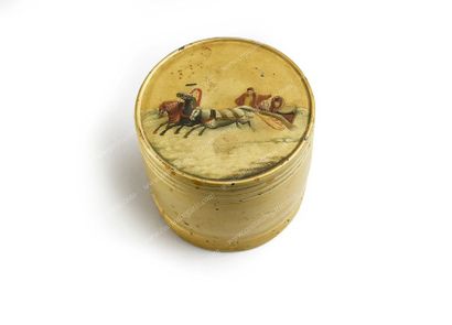 null POT À TABAC.
De forme ronde, en papier mâché laqué jaune, couvercle orné d'une...