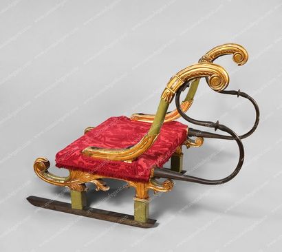 null LUGE.
En bois teinté et doré, l'assise gainée de laine rouge damassée de volutes...