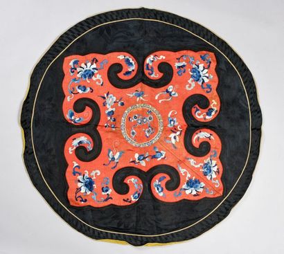Petit tapis de table circulaire brodé, Chine,...
