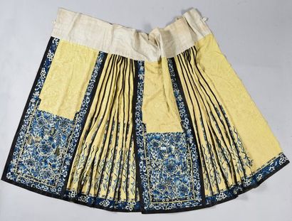 null Embroidered skirt China, end of the 19th century, yellow silk crepe and black...