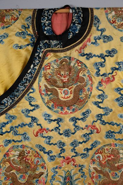 null Robe de femme, Chine, fin du XIXe siècle, robe fermée en y en satin de soie...