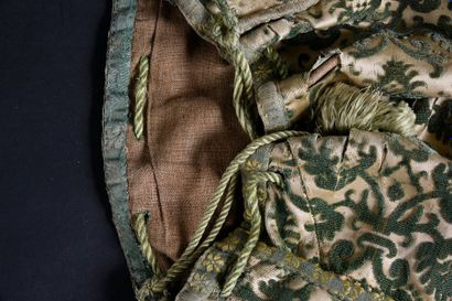 null Bag in chased velvet, Italy, early 17th century, cut and green curly silk velvet,...