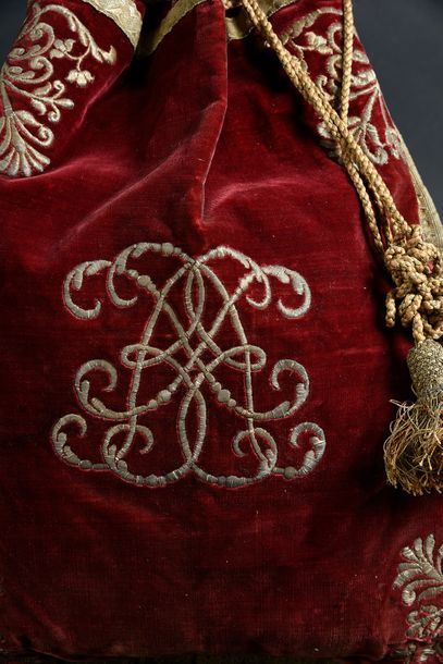 null Grand sac à soufflet en velours brodé, époque Louis XIV, velours de soie cramoisi,...