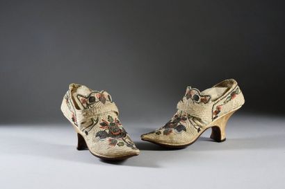 null Remarkable pair of embroidered ladies' shoes available, first third of the 18th...