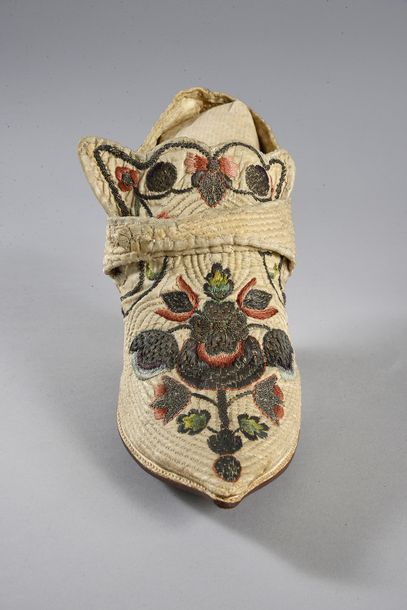 null Remarkable pair of embroidered ladies' shoes available, first third of the 18th...