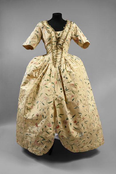 null Coat of English dress in an embroidered silk from China, end of the 18th century,...