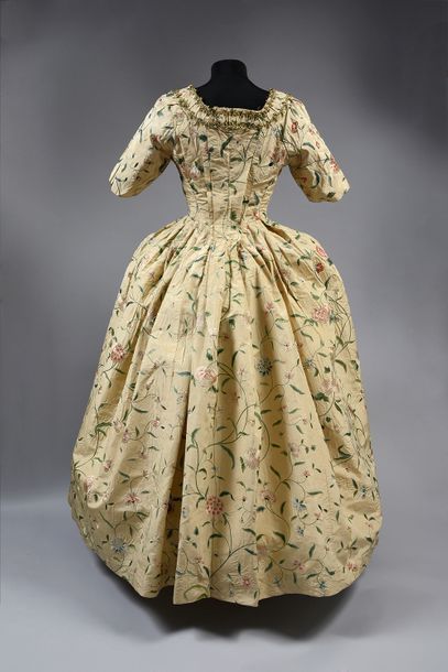 null Coat of English dress in an embroidered silk from China, end of the 18th century,...