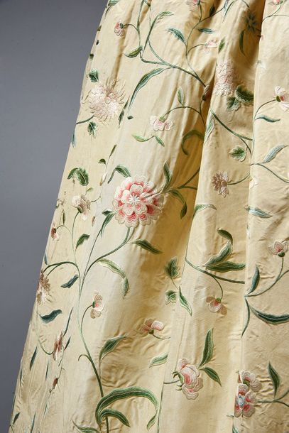 null Coat of English dress in an embroidered silk from China, end of the 18th century,...