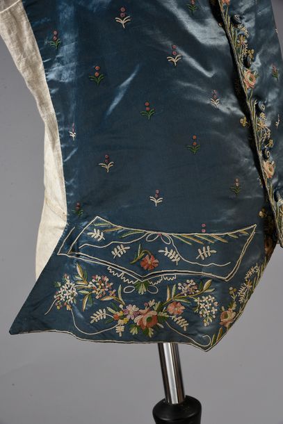 null Élégant gilet à basques, époque Louis XVI, satin de soie bleu ardoise brodé...