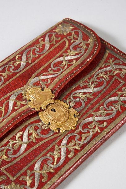 null Pochette à rabat en maroquin rouge, vers 1770, broderie filé or et argent à...