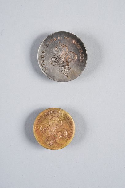 null Two seditious buttons, revolutionary period, both in metal engraved with a heraldic...