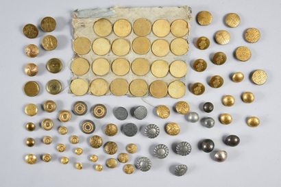 null Réunion de boutons en métal, XIXe siècle principalement, boutons en métal doré,...