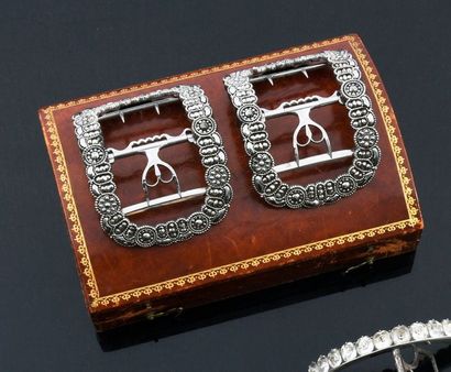 null Pair of shoe buckles, late 18th century, rectangular shape with rounded corners...