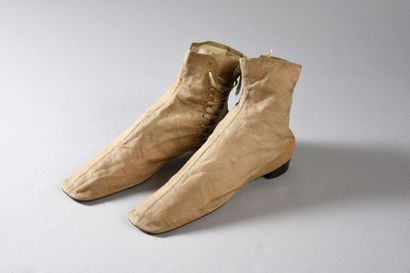 null Paire de bottines lacées, première moitié du XIXe siècle, bottines a bouts carrés,...