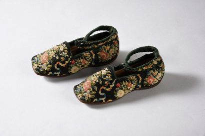 Pair of girls' shoes, Romantic period, ankle-buttoned...