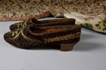 null Paire de souliers à la mode ottomane, Second Empire, velours de soie cramoisi...