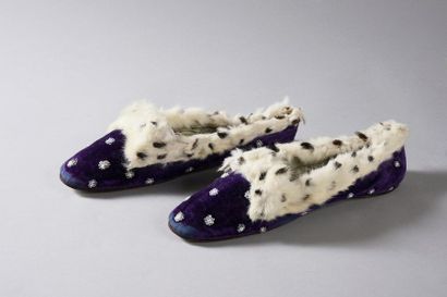 null Paire de chaussures d'intérieur, Second Empire, velours de soie violet brodé...