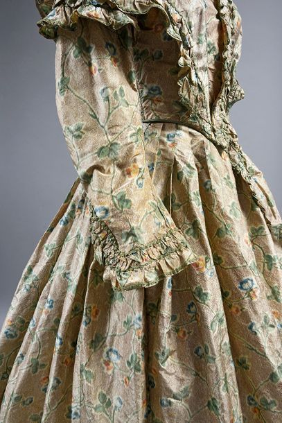null Robe d'après-midi, vers 1850, robe dans un beau taffetas imprimé sur chaîne...