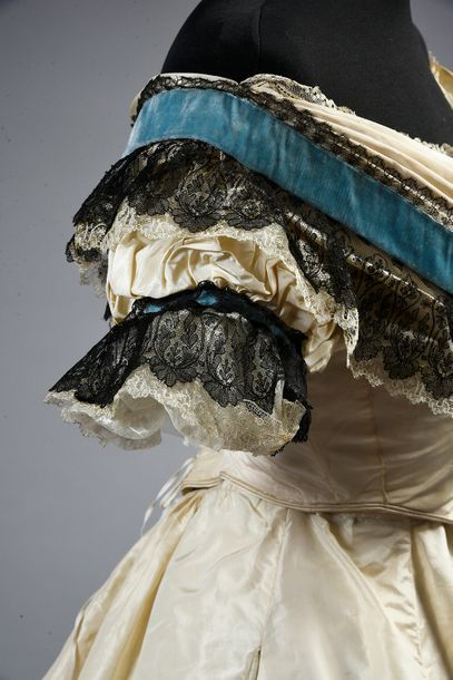 null Robe de bal, vers 1865, robe en faille de soie crème, corsage baleiné en pointe,...