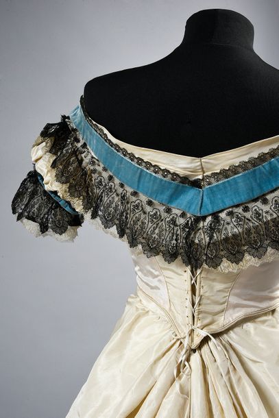 null Robe de bal, vers 1865, robe en faille de soie crème, corsage baleiné en pointe,...