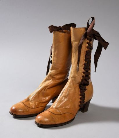 null Pair of lace-up boots with the J Marchés Paris label, circa 1905-1910, chamois...
