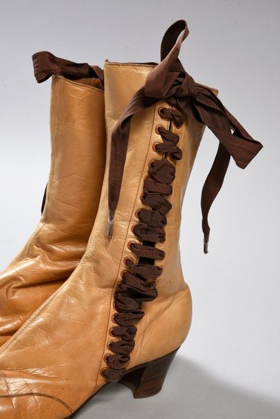 null Pair of lace-up boots with the J Marchés Paris label, circa 1905-1910, chamois...
