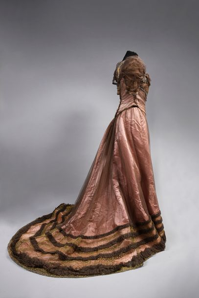 null Robe de bal griffée Worth (no 84920), vers 1900-1905, lampas de soie rose à...