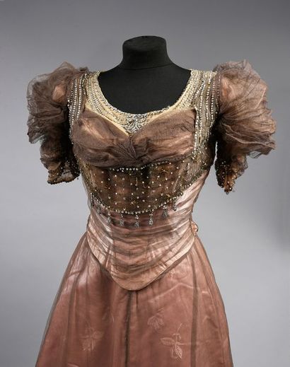 null Worth designer ball gown (no. 84920), circa 1900-1905, pink silk lampas with...