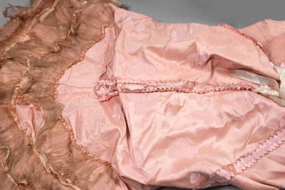 null Worth designer ball gown (no. 84920), circa 1900-1905, pink silk lampas with...