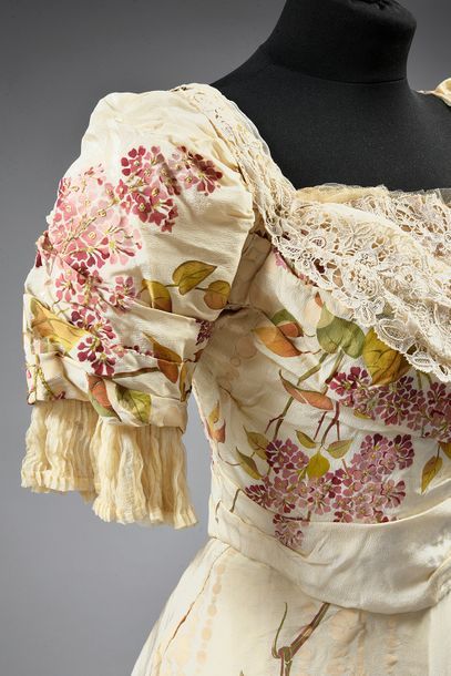 null Summer afternoon dress, Haute Couture, circa 1900-1905, flesh-coloured silk...